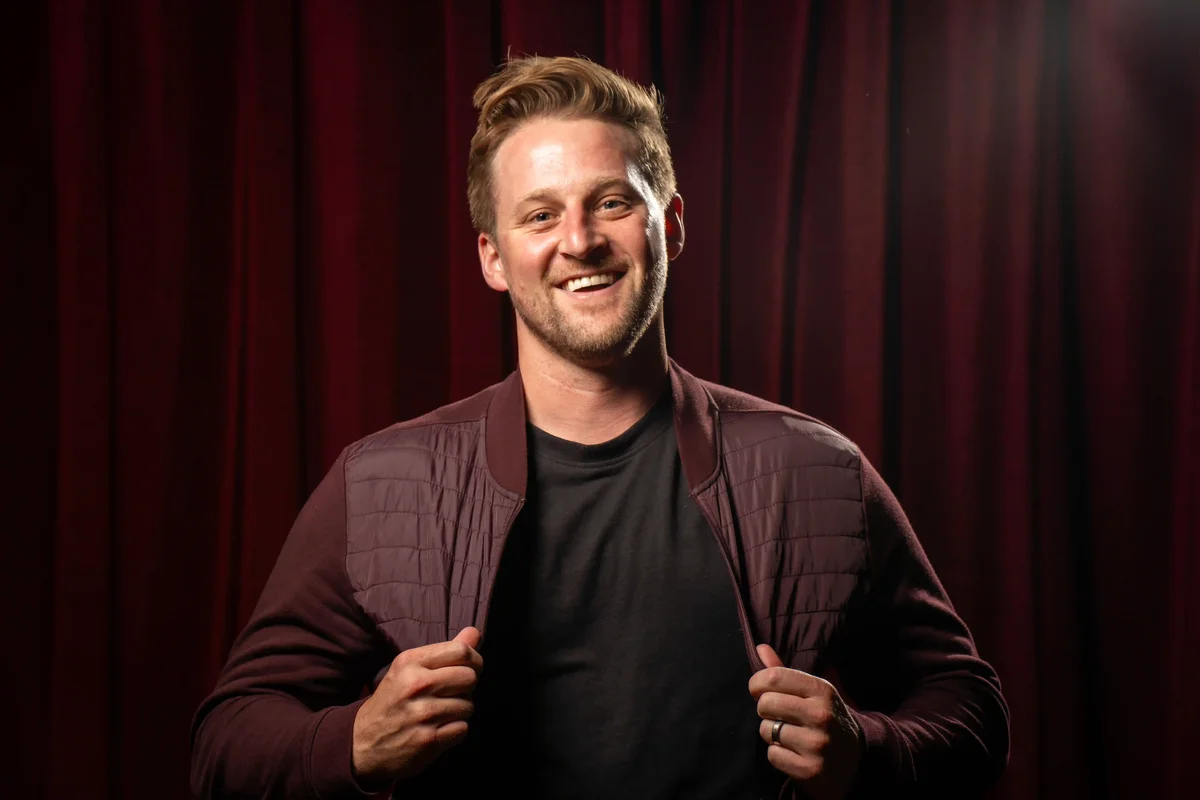 Wes Barker performing